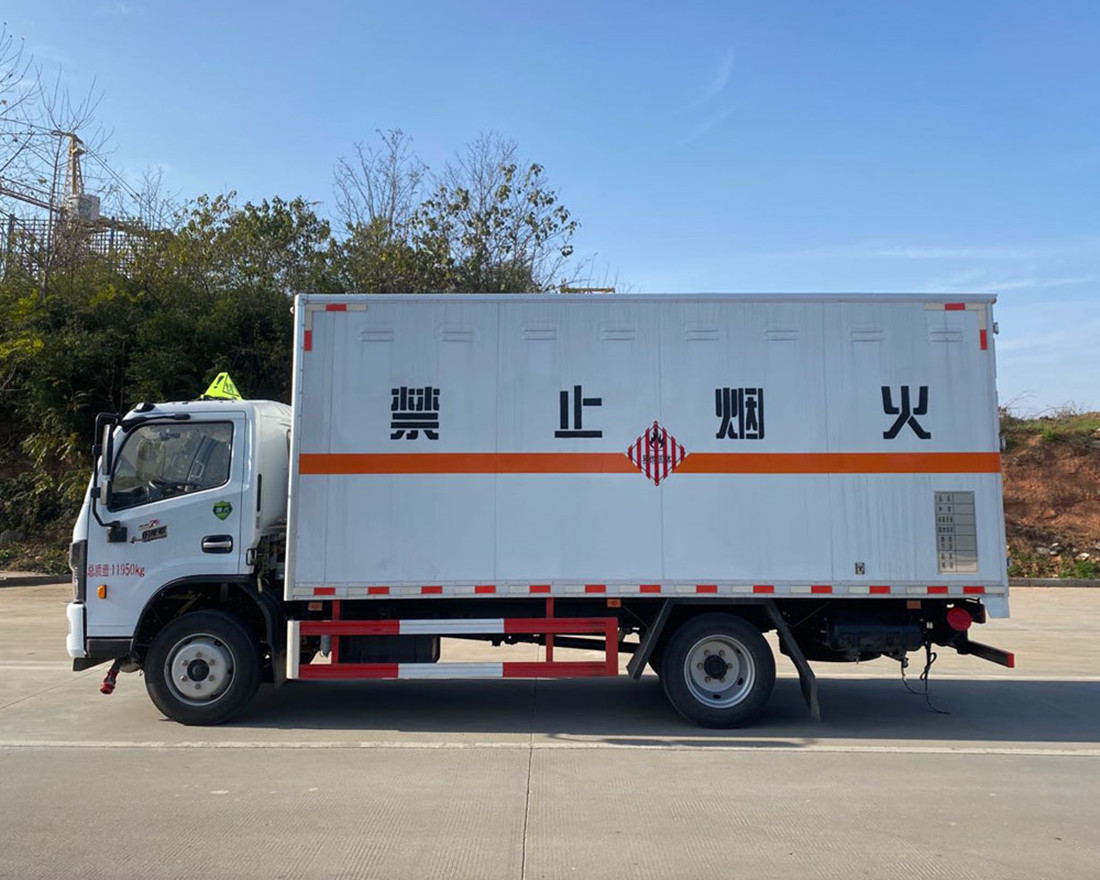 東風(fēng)多利卡D7腐蝕性物品廂式運(yùn)輸車(chē)